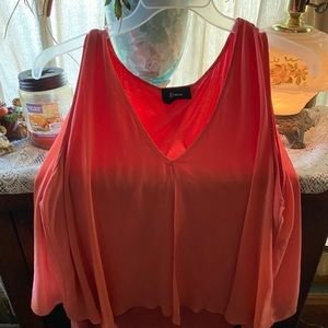 Coral sleeveless flown tank.